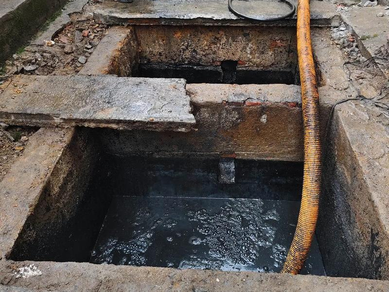 五老村清理化粪池